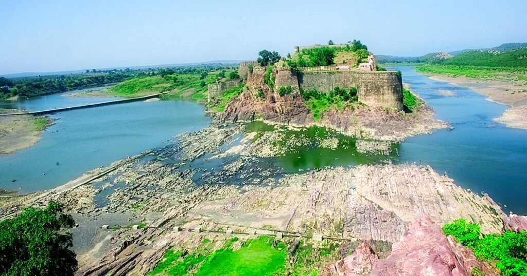 Wanna See Hill & Water Fort At One Place? Visit Gagron Fort In Rajasthan