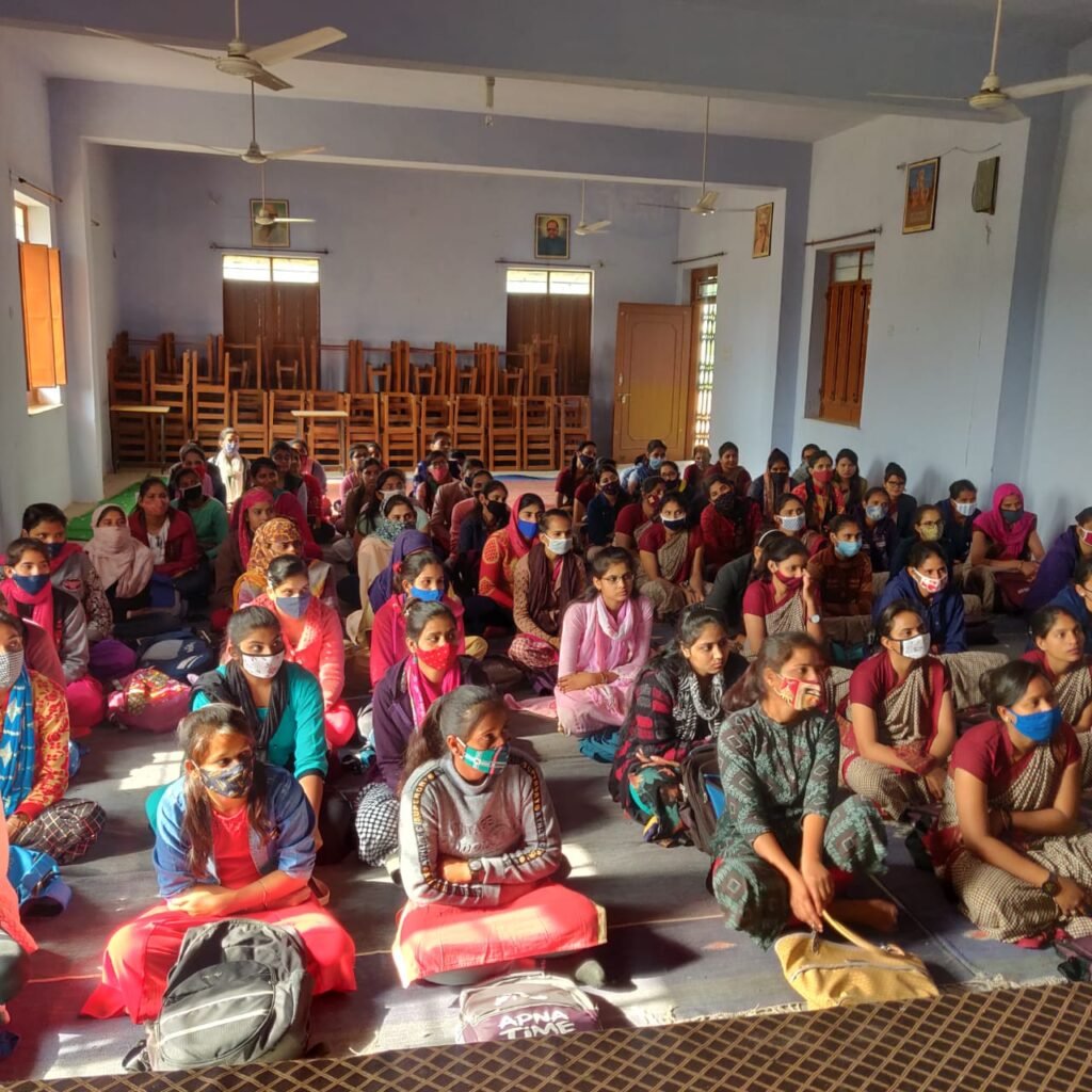 Kumbh 2021 showcases Brilliant Bharat: Women stitch cloth bags to make polythene free gathering in Haridwar