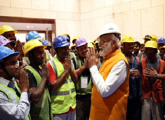 PM Modi pays surprise visits to see the new parliament. 1 PM Modi pays surprise visits to see the new parliament.