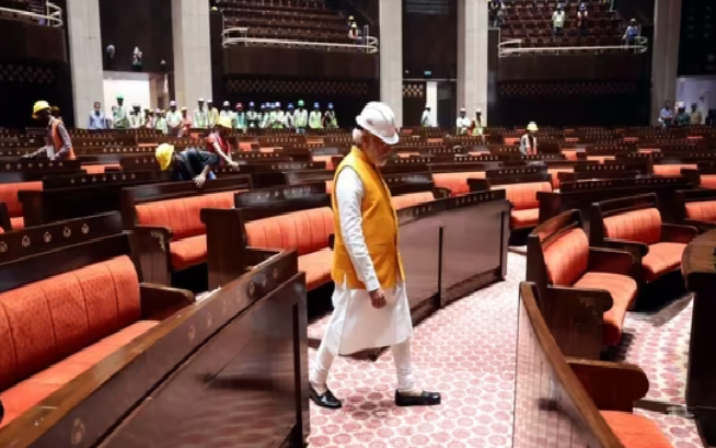 PM Modi pays surprise visits to see the new parliament. 3 PM Modi pays surprise visits to see the new parliament.