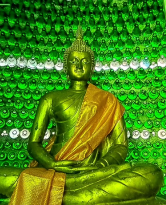 A Temple Built from Bottles: The Eco-Friendly Marvel of Wat Lan Kuad