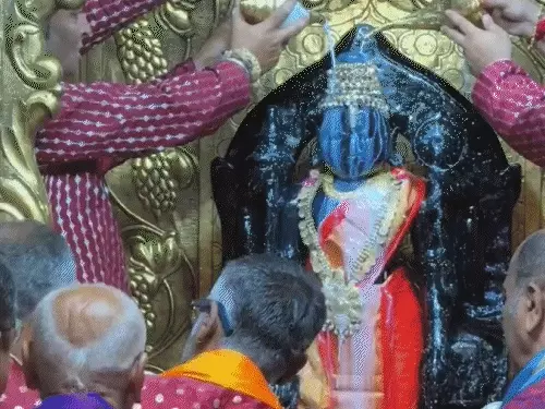 Shri Krishna Janmashtami 2025: 25 Lakh Devotees Visit Mathura, Thakur Ji Adorned in Golden Attire