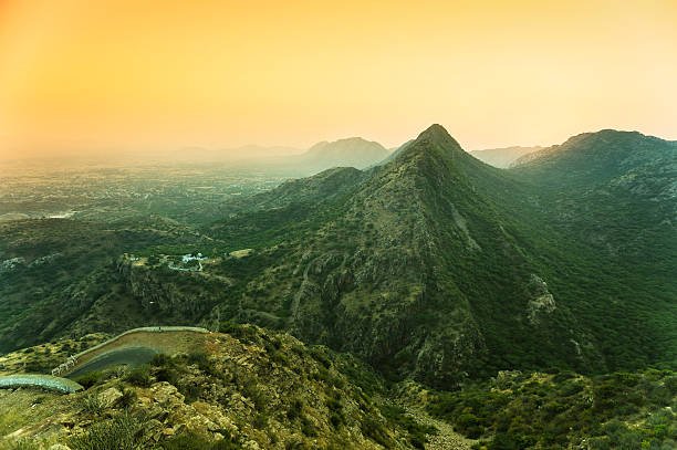 dusk-falls-over-the-aravalli-hills-rajasthan-india