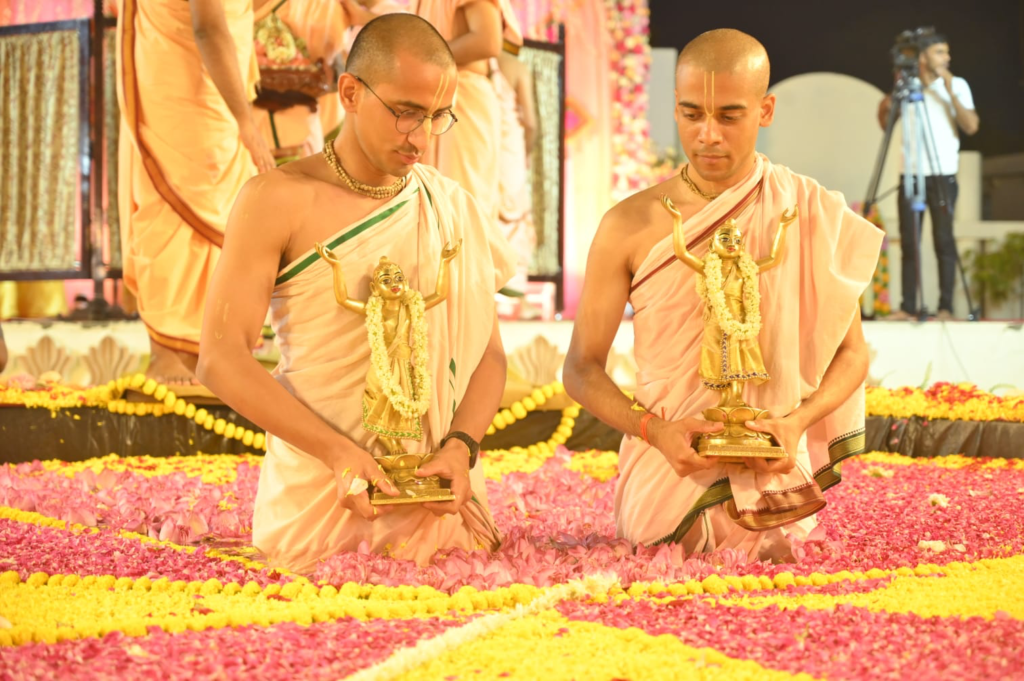 Panihati Dahi-Chida Festival Comes Alive at Gupt Vrindavan Dham with Floral Water Pastime, Grand Offerings