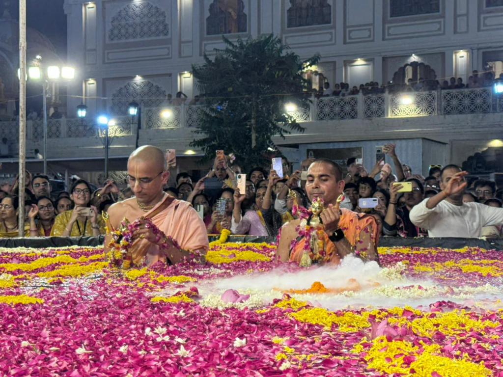 Panihati Dahi-Chida Festival Comes Alive at Gupt Vrindavan Dham with Floral Water Pastime, Grand Offerings